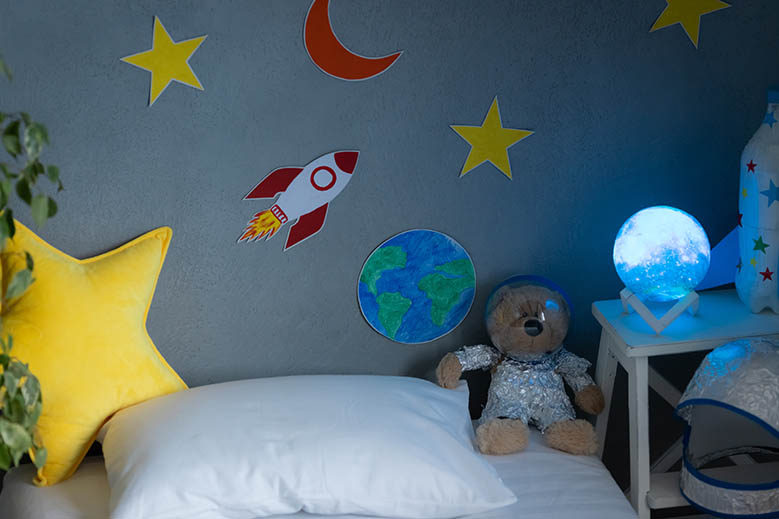 Интериор на детска стая с декорация космос.
