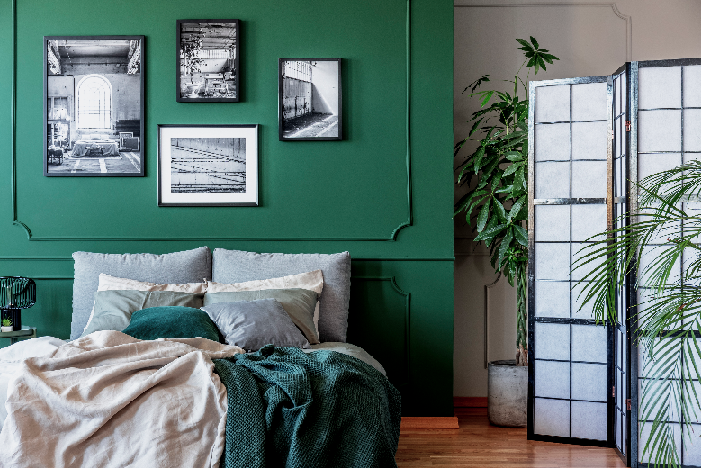 Галерия от черно-бели плакати и снимки на изумрудено зелена стена в модерна спалня